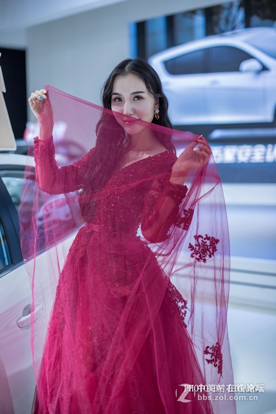 《香车旁，有位红衣女郎》