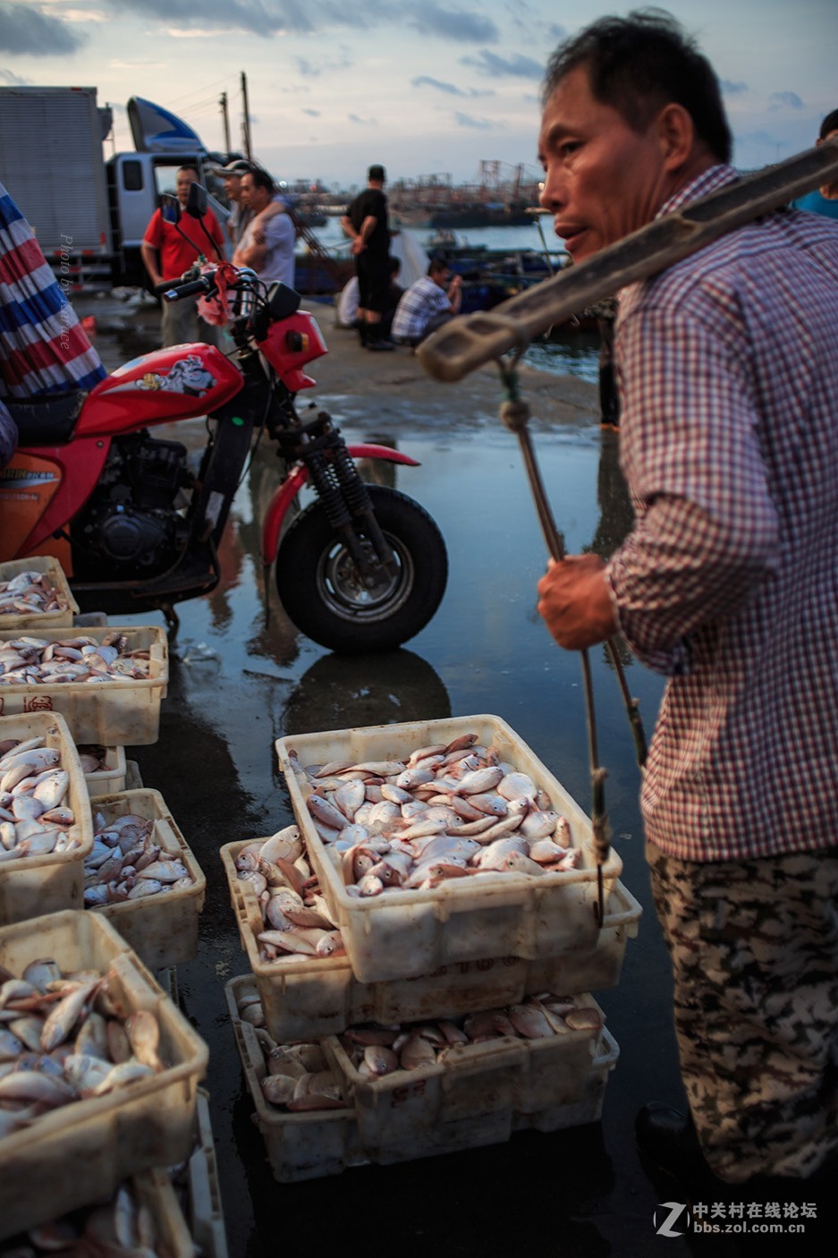 北海侨港一码头挑货工人