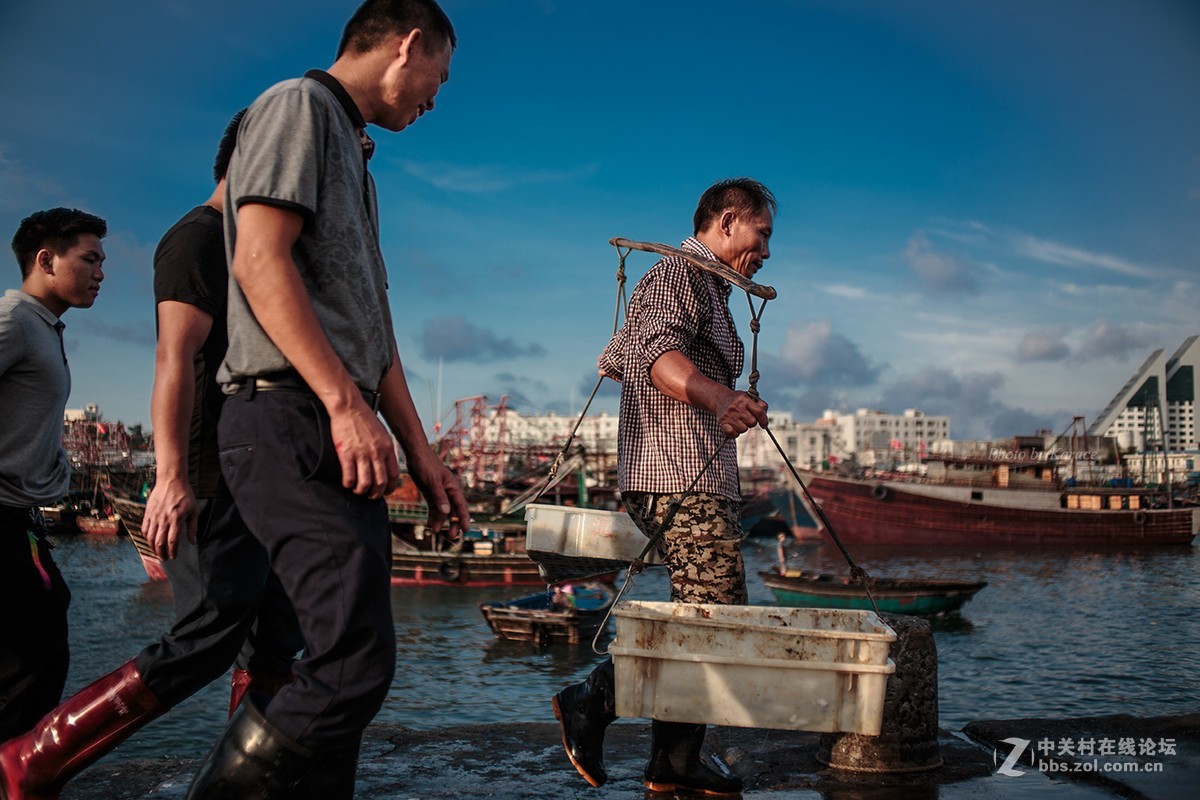北海侨港一码头挑货工人