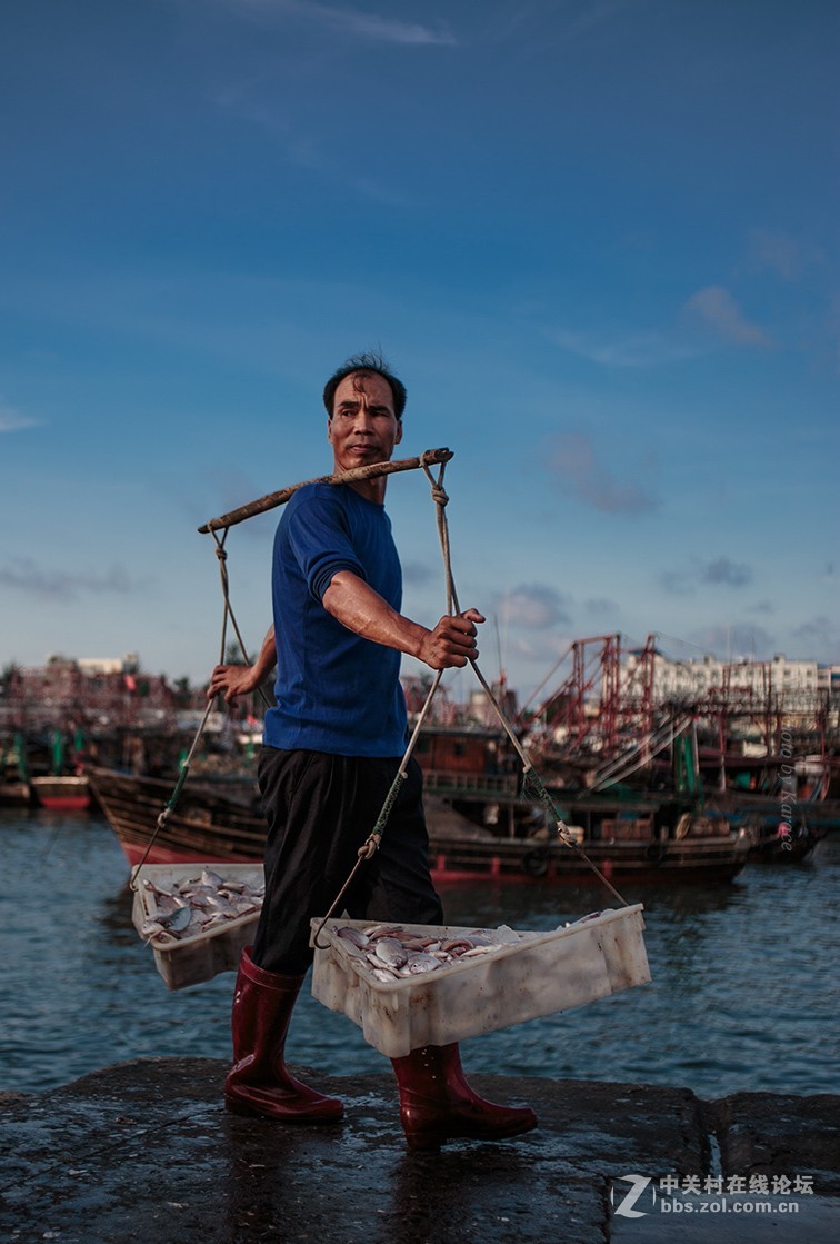 北海侨港一码头挑货工人