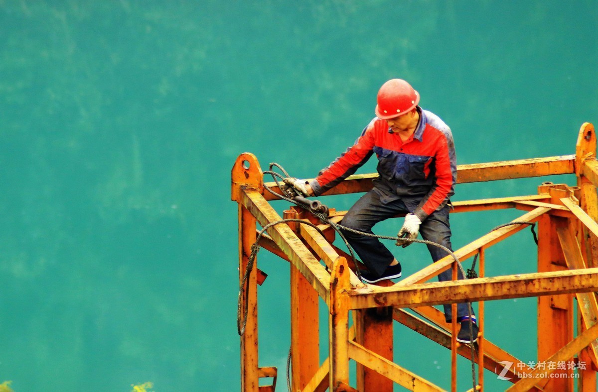 建筑工地实拍《安装铁架的工人们》