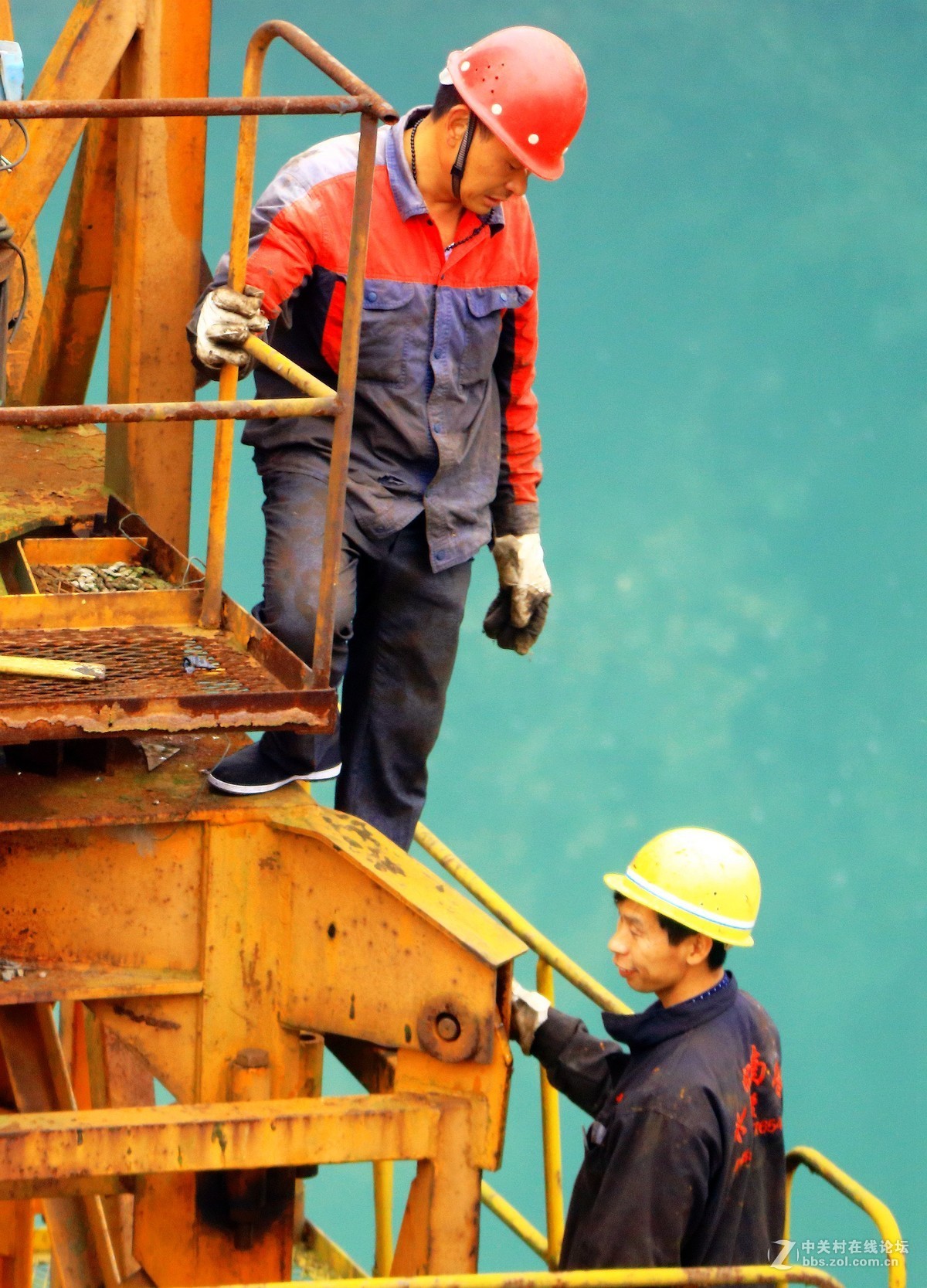 建筑工地实拍《安装铁架的工人们》