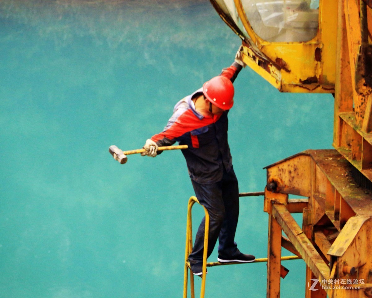 建筑工地实拍《安装铁架的工人们》