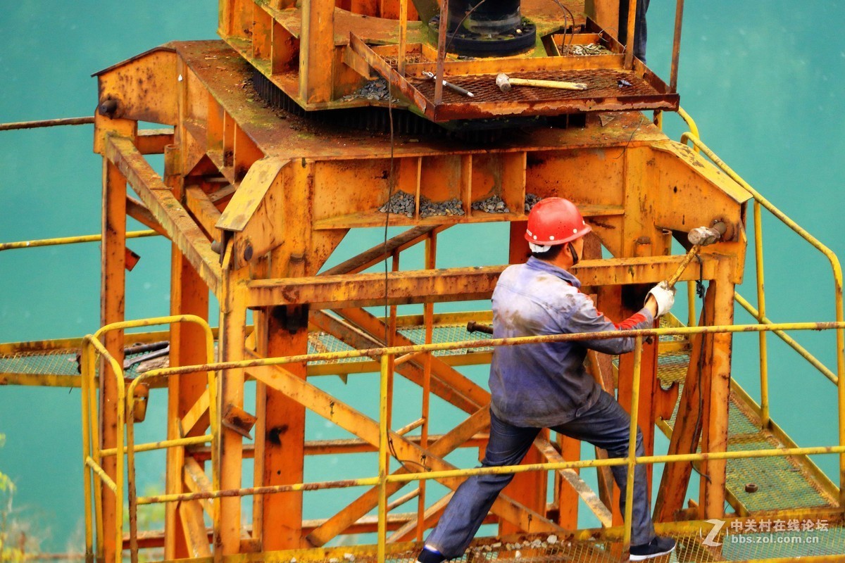 建筑工地实拍《安装铁架的工人们》