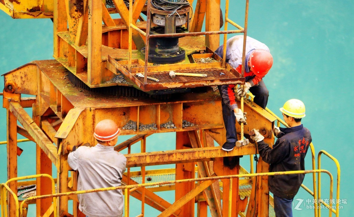 建筑工地实拍《安装铁架的工人们》