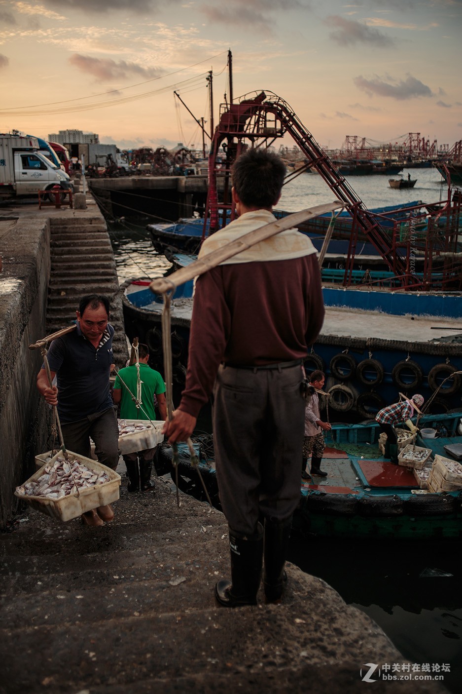北海侨港一码头挑货工人