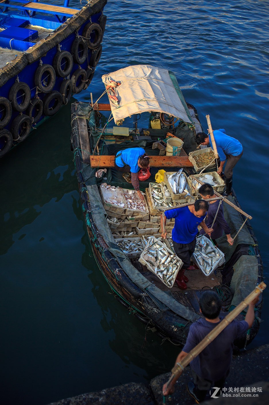 北海侨港一码头挑货工人