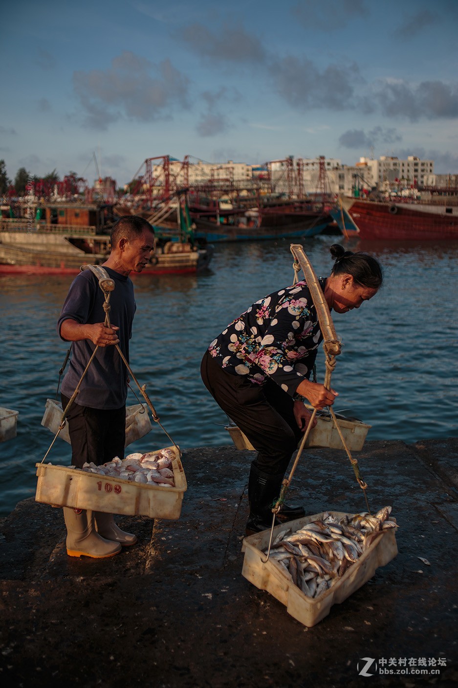 北海侨港一码头挑货工人