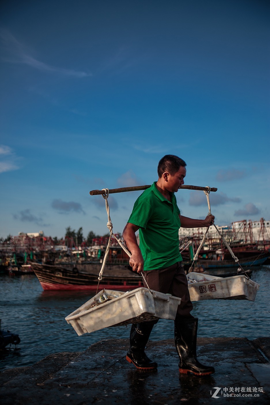 北海侨港一码头挑货工人