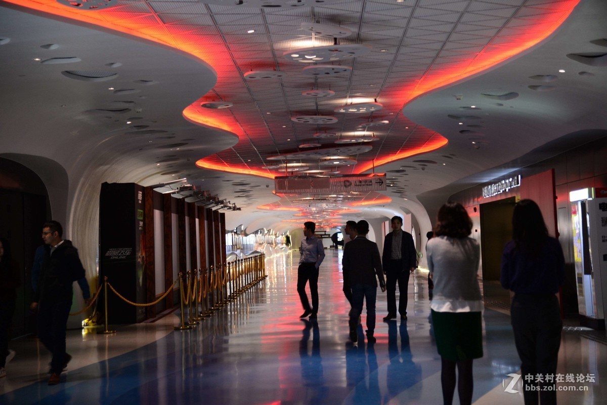 浦东三座标志性建筑的地下通道