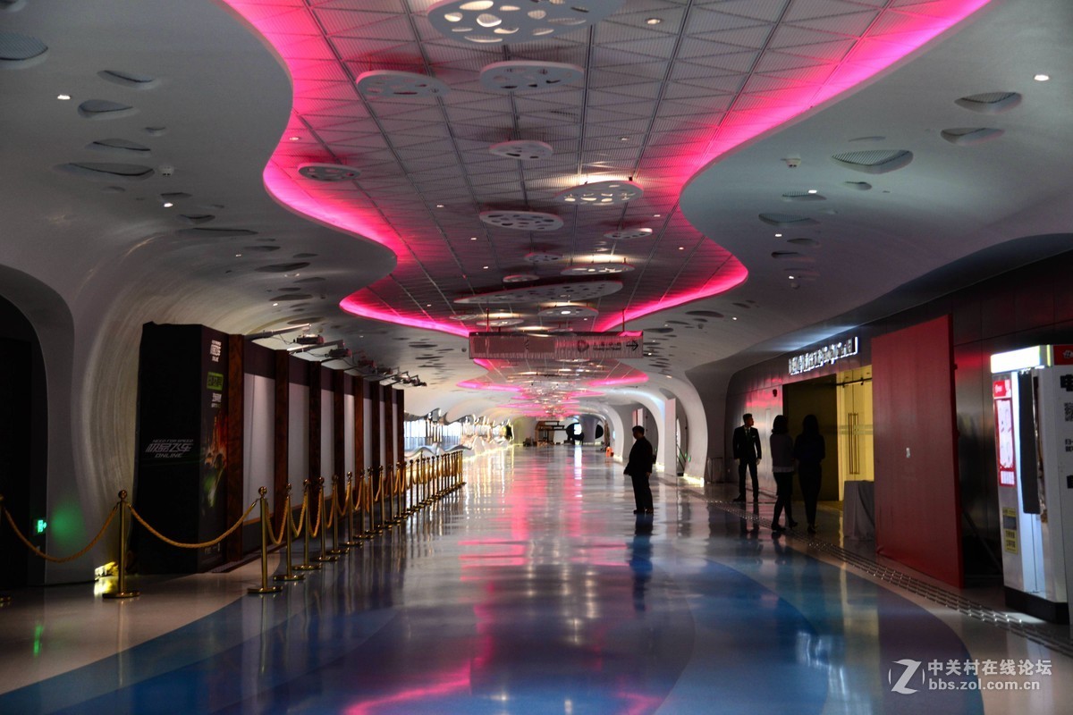 浦东三座标志性建筑的地下通道