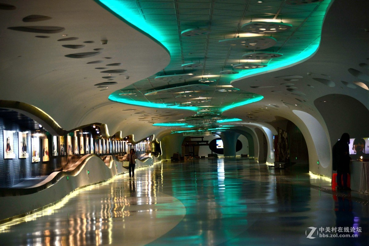 浦东三座标志性建筑的地下通道