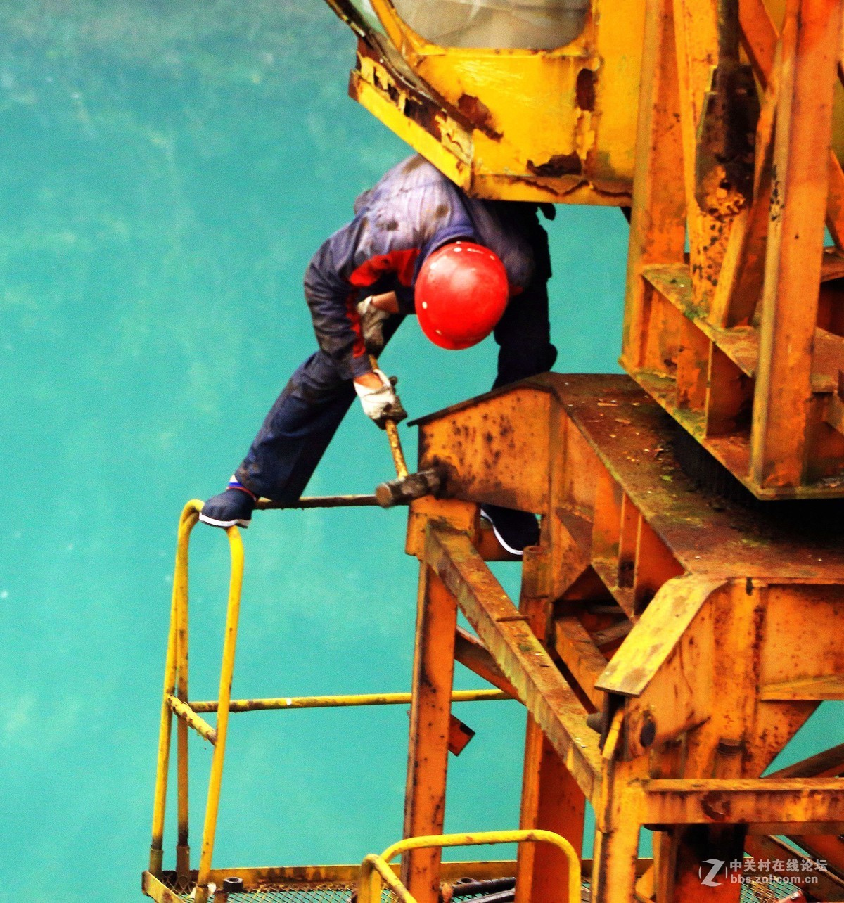 建筑工地实拍《安装铁架的工人们》