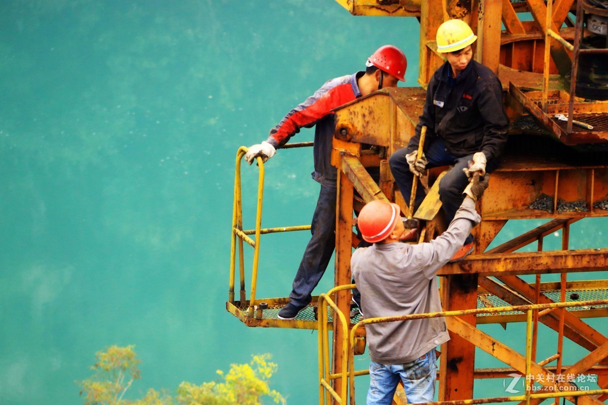 建筑工地实拍《安装铁架的工人们》