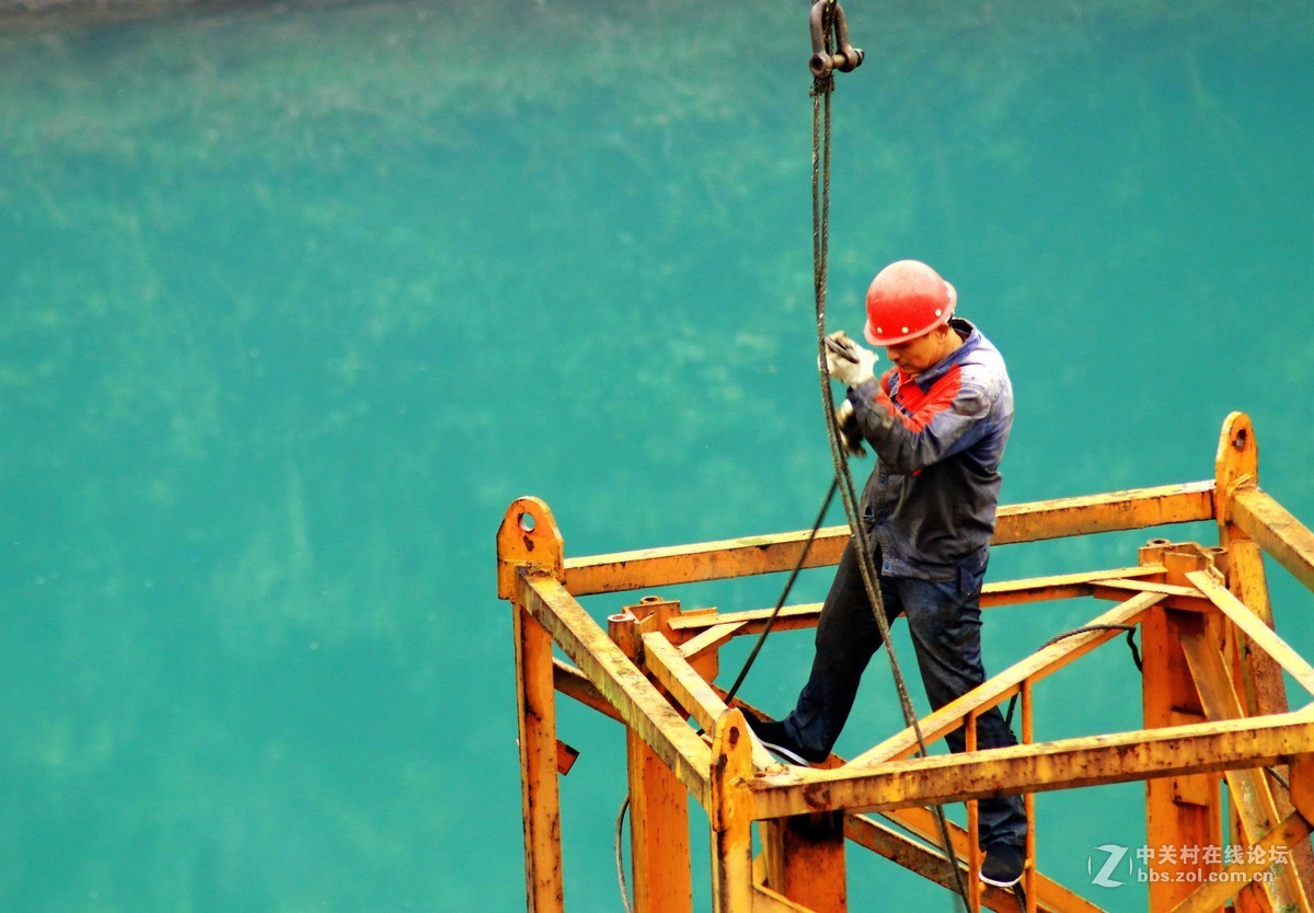 建筑工地实拍《安装铁架的工人们》