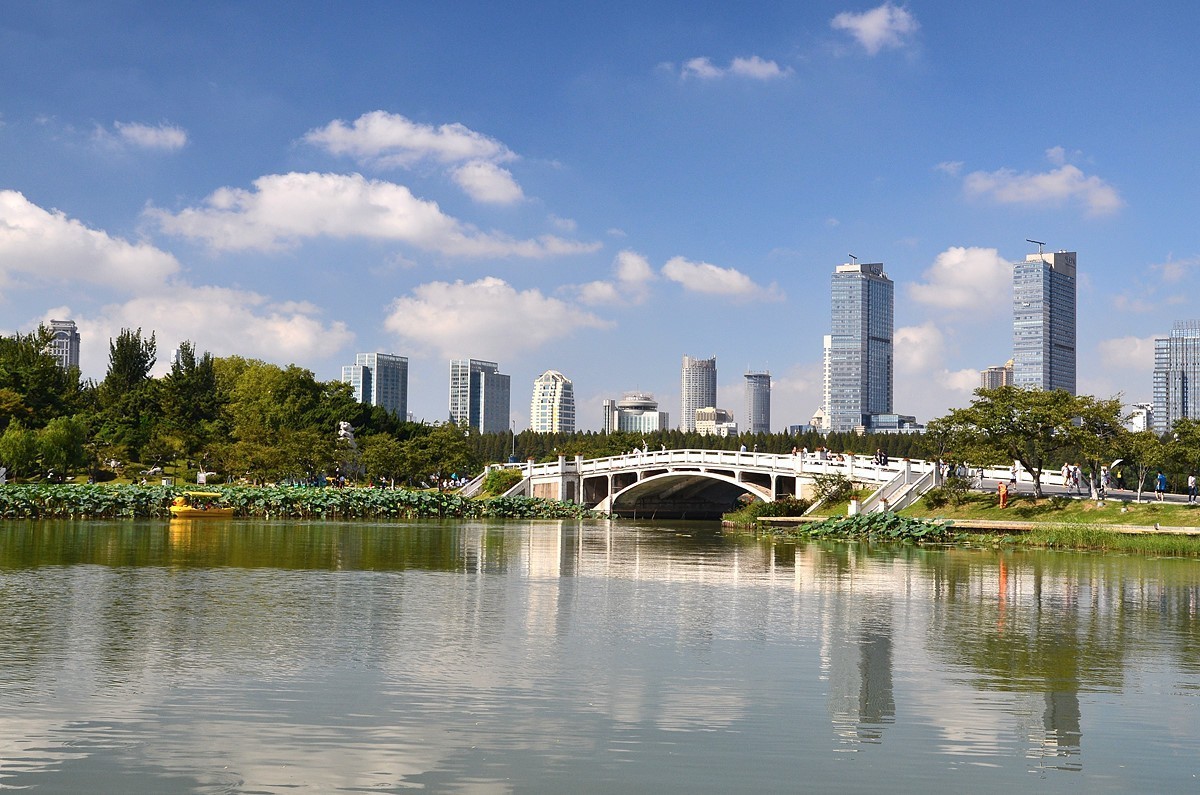 初秋的玄武湖公园芳桥