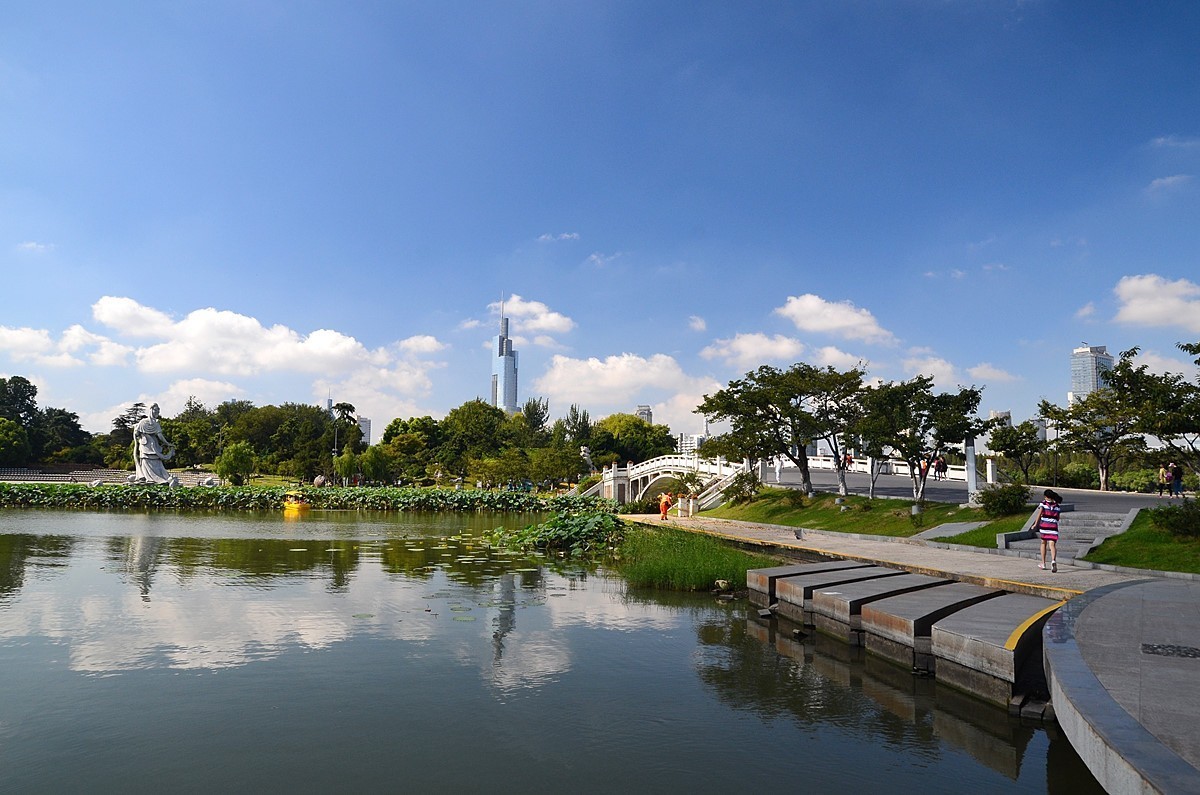 初秋的玄武湖公园芳桥