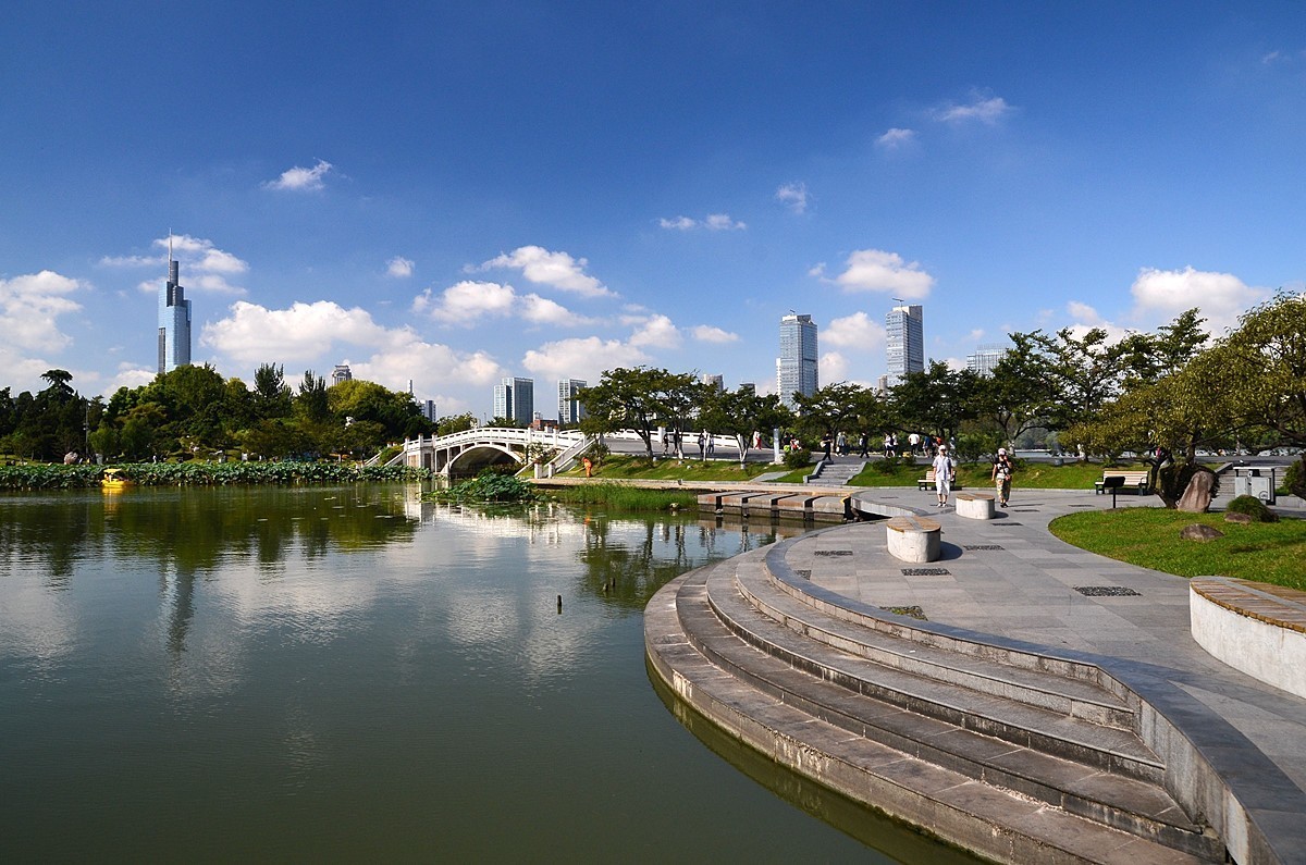 初秋的玄武湖公园芳桥