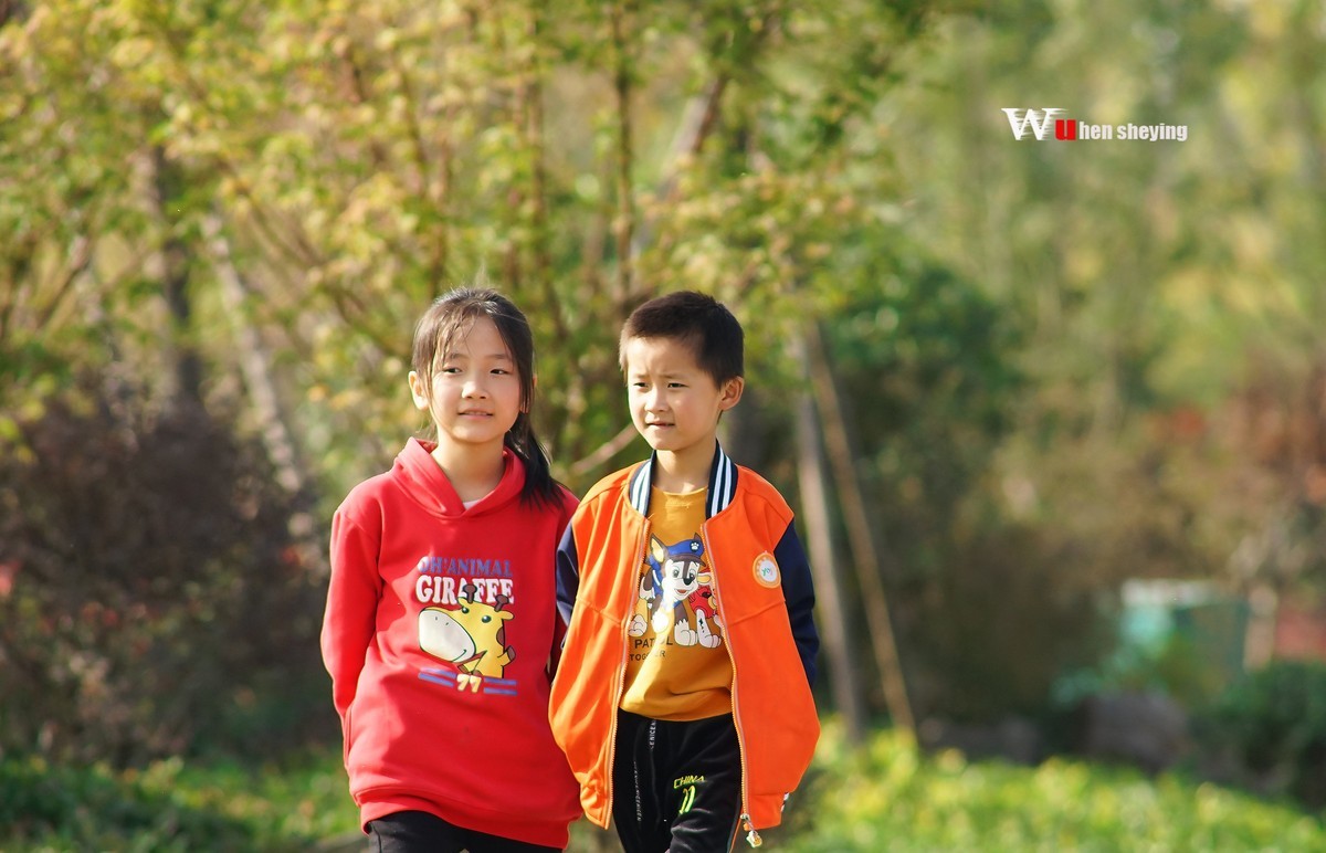 抓拍玩耍的姐弟俩