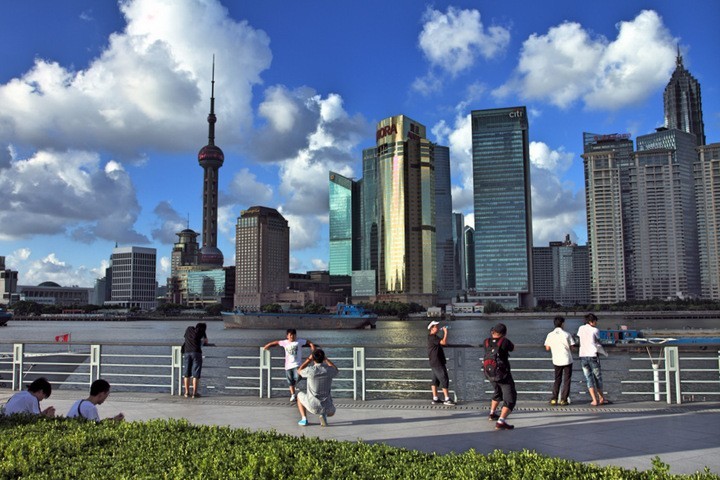 2012上海外滩地铁蓝天白云