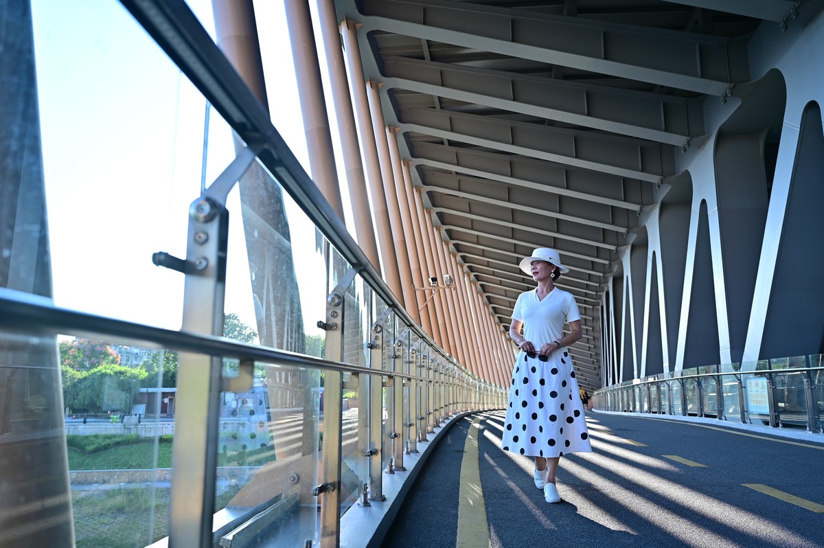 长沙的浏阳河汉桥成了长沙“网红打卡地，这个桥太适合拍照了 》。