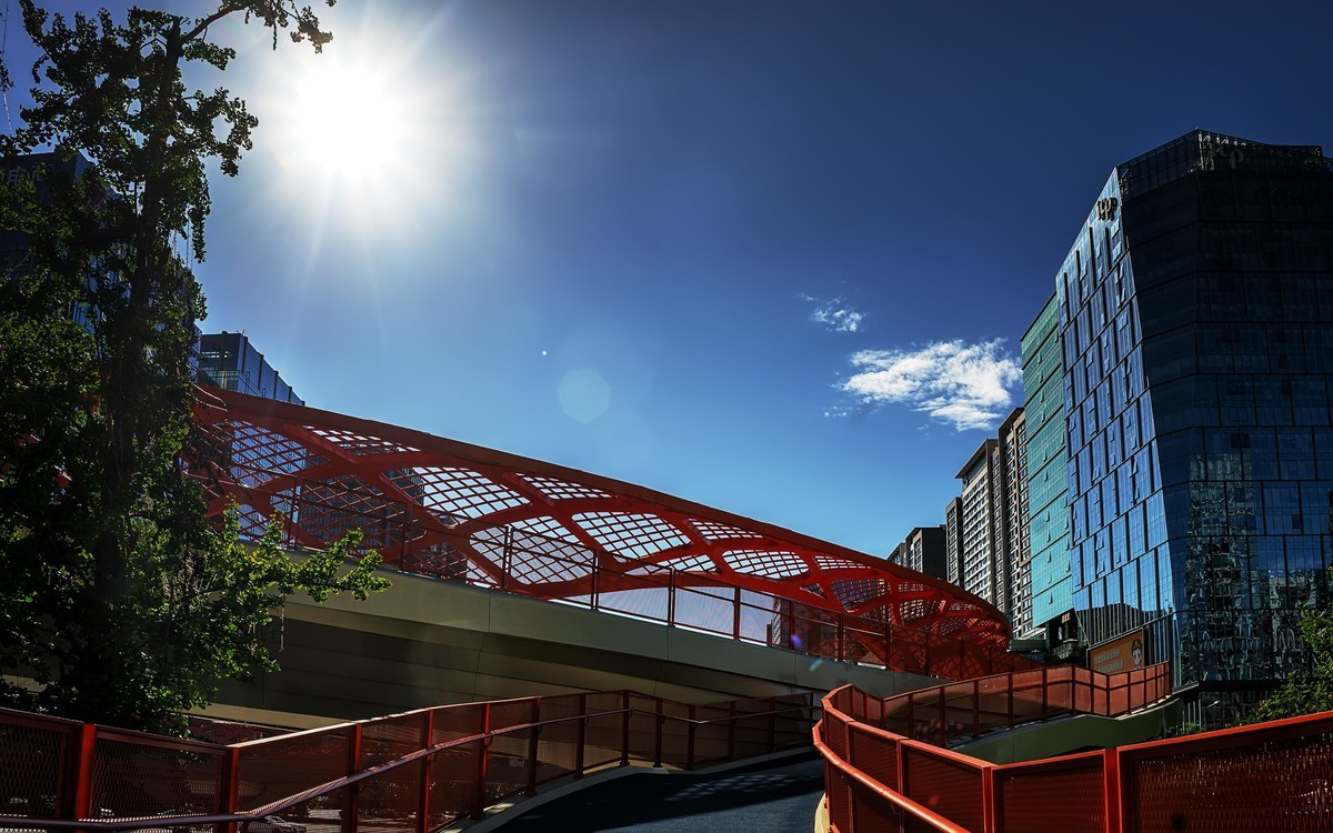 雪山下的公园城市成都景观双子塔