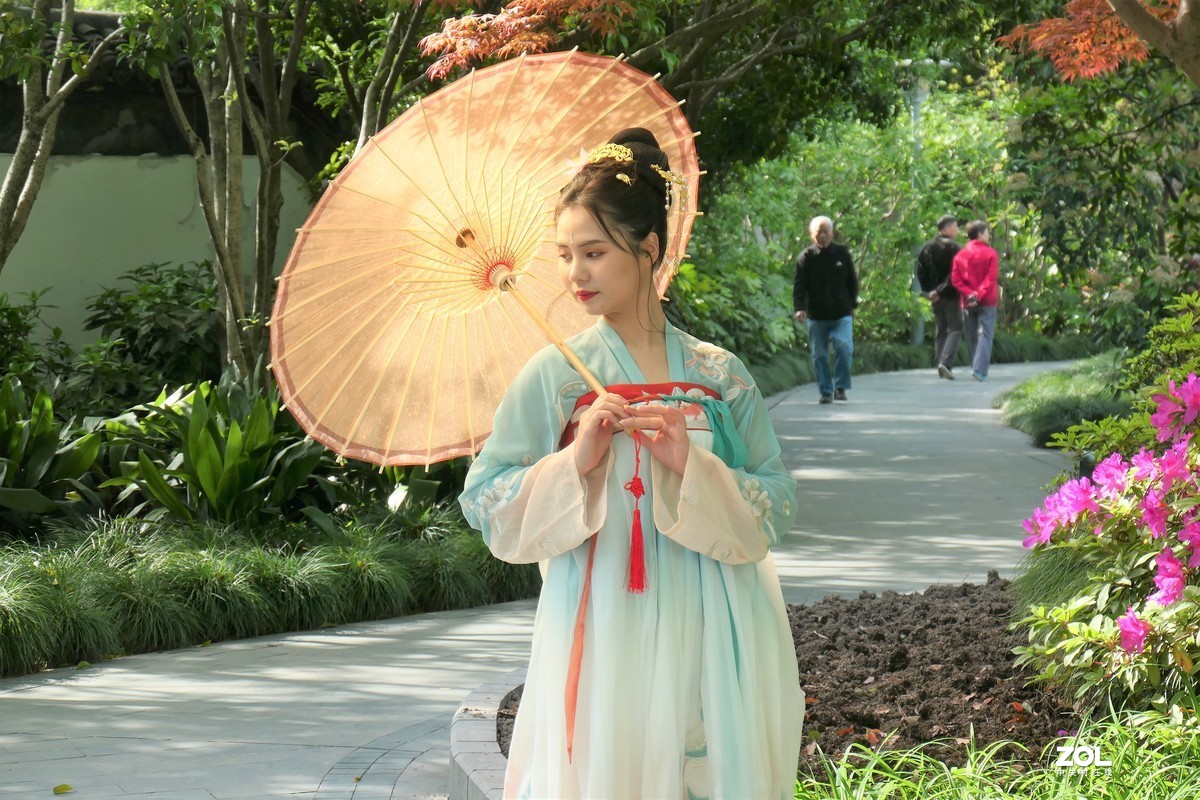 【阳光下的女孩（2）】——摄于上海桂林公园