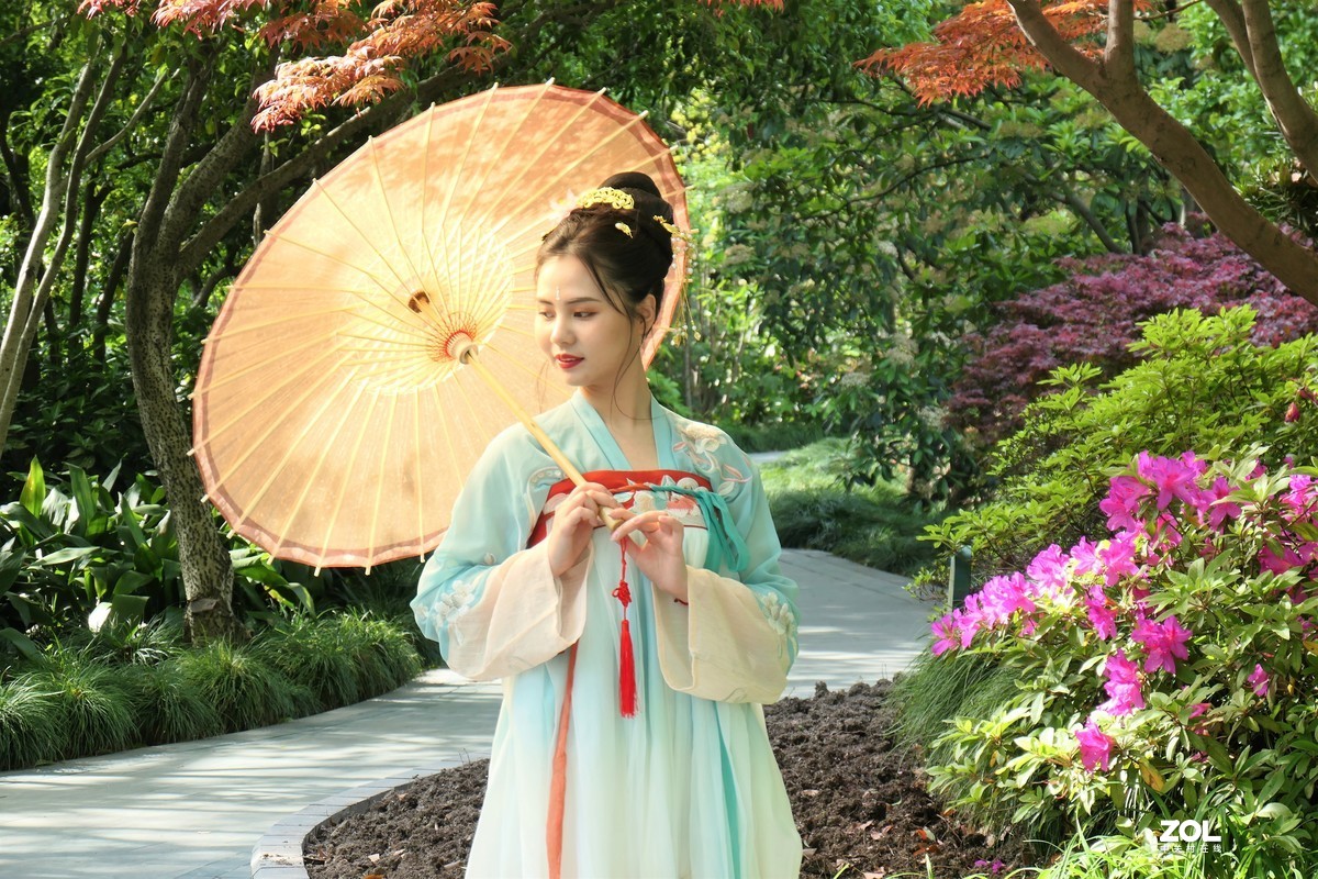 【阳光下的女孩（2）】——摄于上海桂林公园