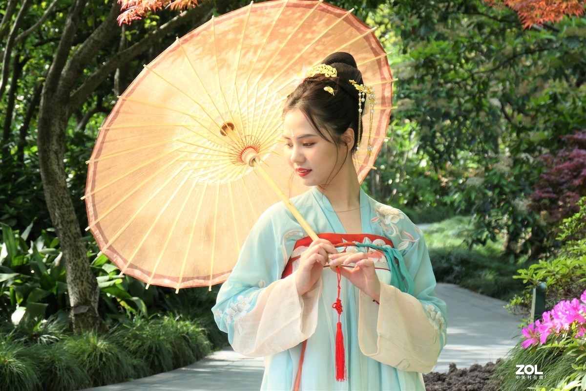 【阳光下的女孩（2）】——摄于上海桂林公园