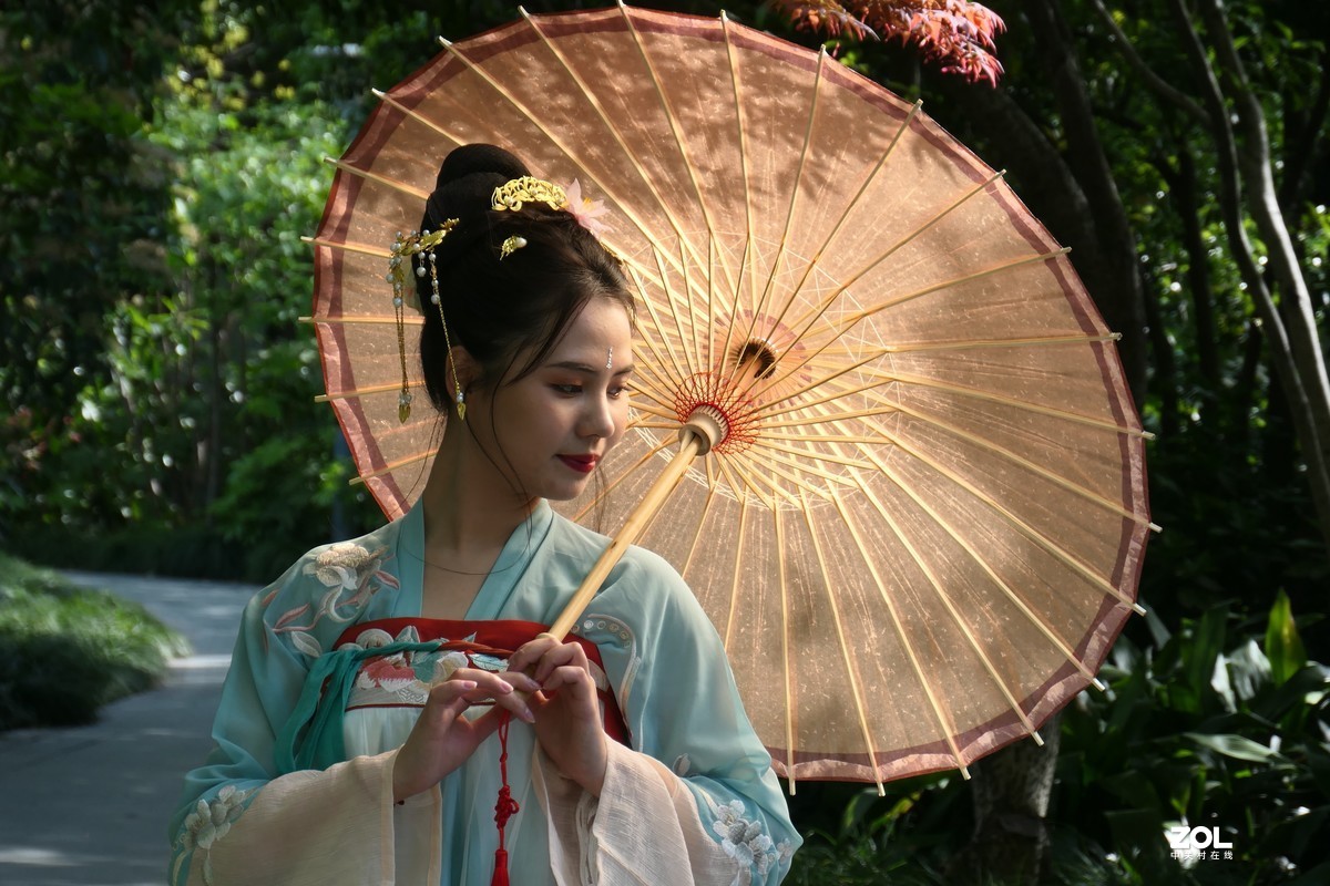 【阳光下的女孩（2）】——摄于上海桂林公园