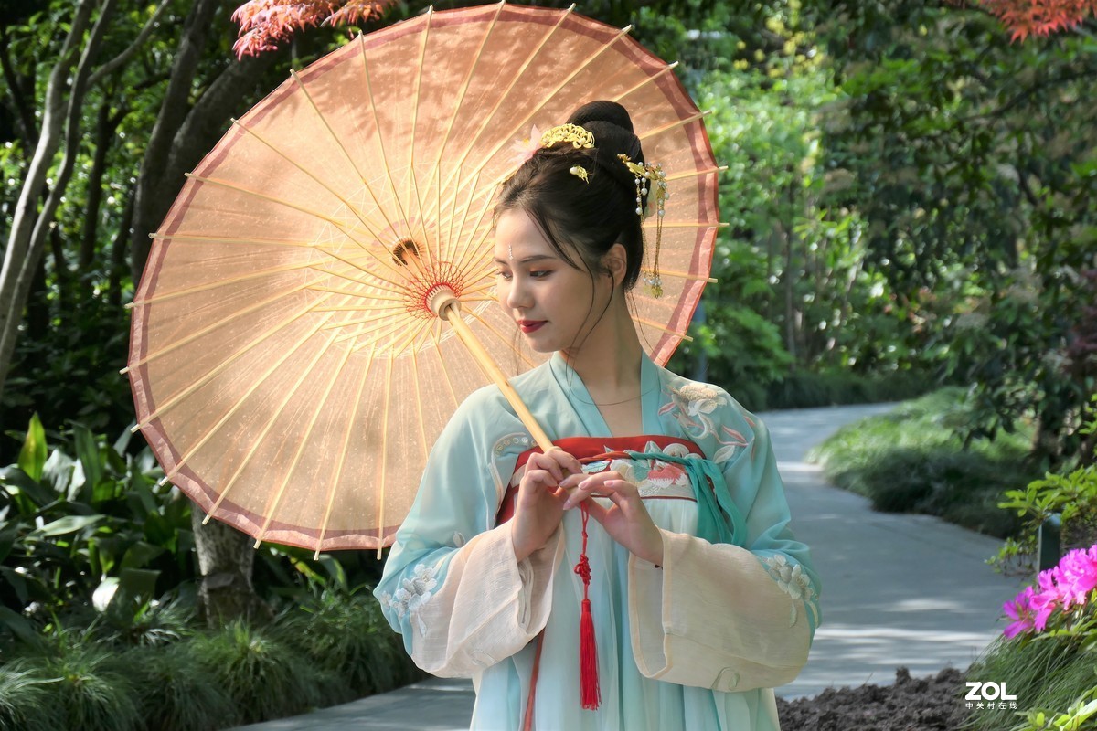 【阳光下的女孩（2）】——摄于上海桂林公园