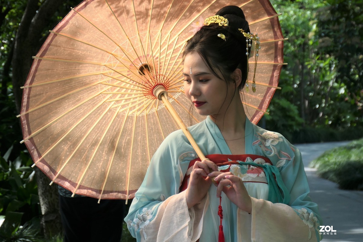 【阳光下的女孩（2）】——摄于上海桂林公园