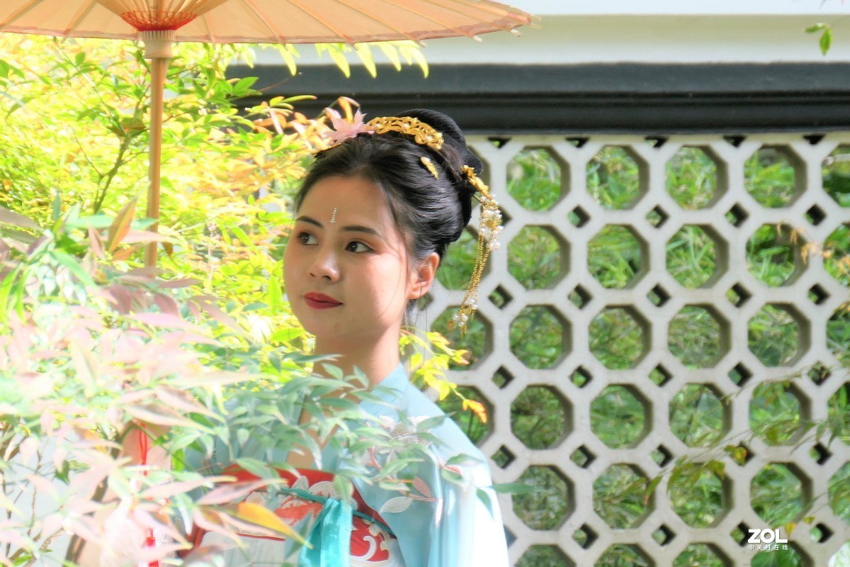 【阳光下的女孩（2）】——摄于上海桂林公园