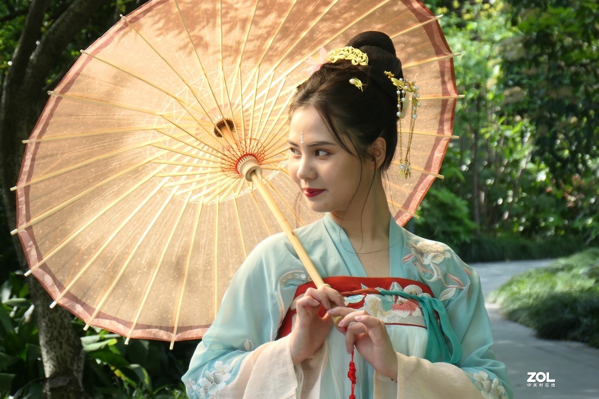 【阳光下的女孩（2）】——摄于上海桂林公园