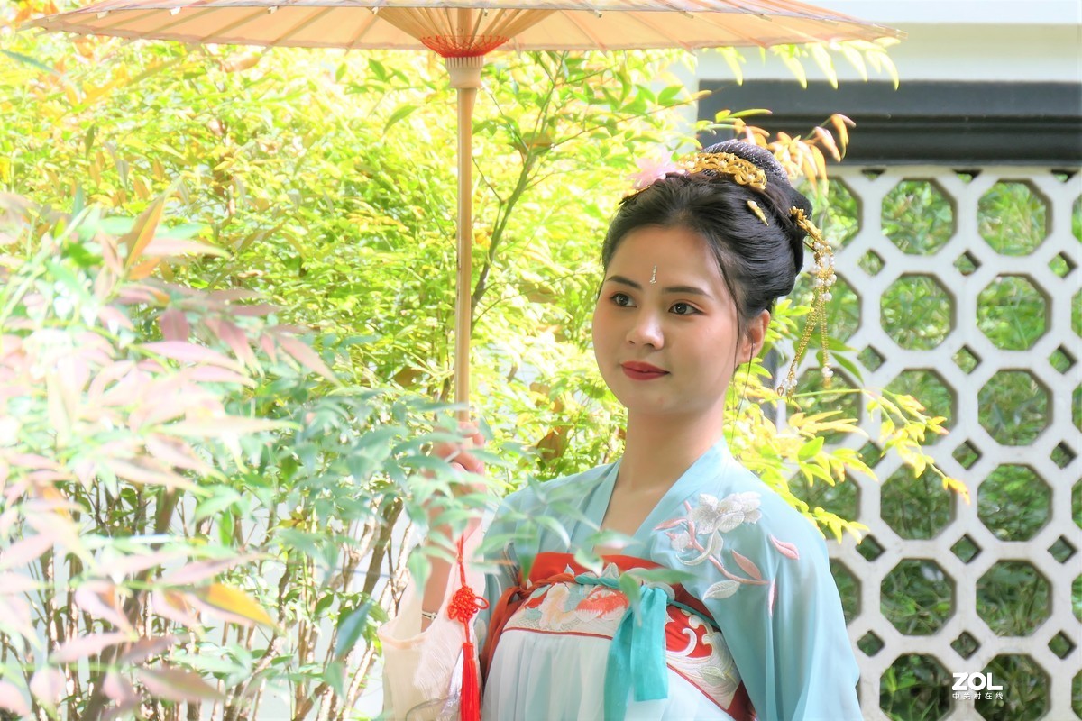 【阳光下的女孩（2）】——摄于上海桂林公园