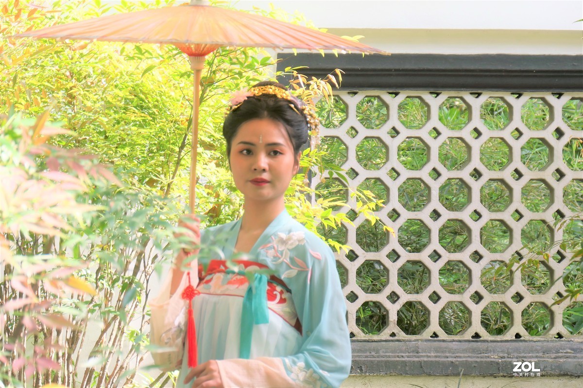 【阳光下的女孩（2）】——摄于上海桂林公园