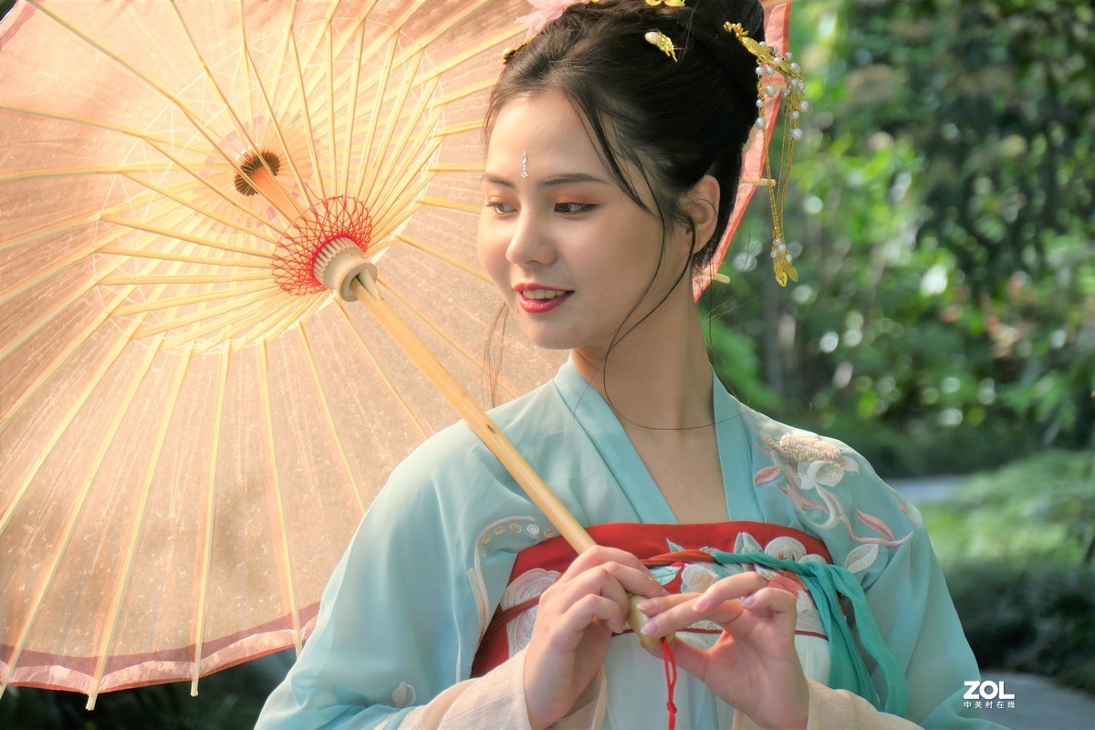 【阳光下的女孩（2）】——摄于上海桂林公园