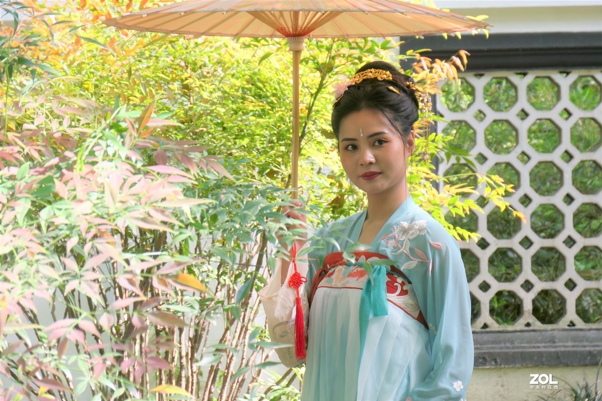 【阳光下的女孩（2）】——摄于上海桂林公园