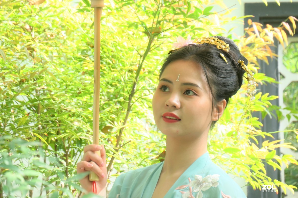 【阳光下的女孩（2）】——摄于上海桂林公园