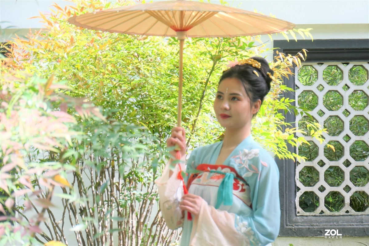 【阳光下的女孩（2）】——摄于上海桂林公园