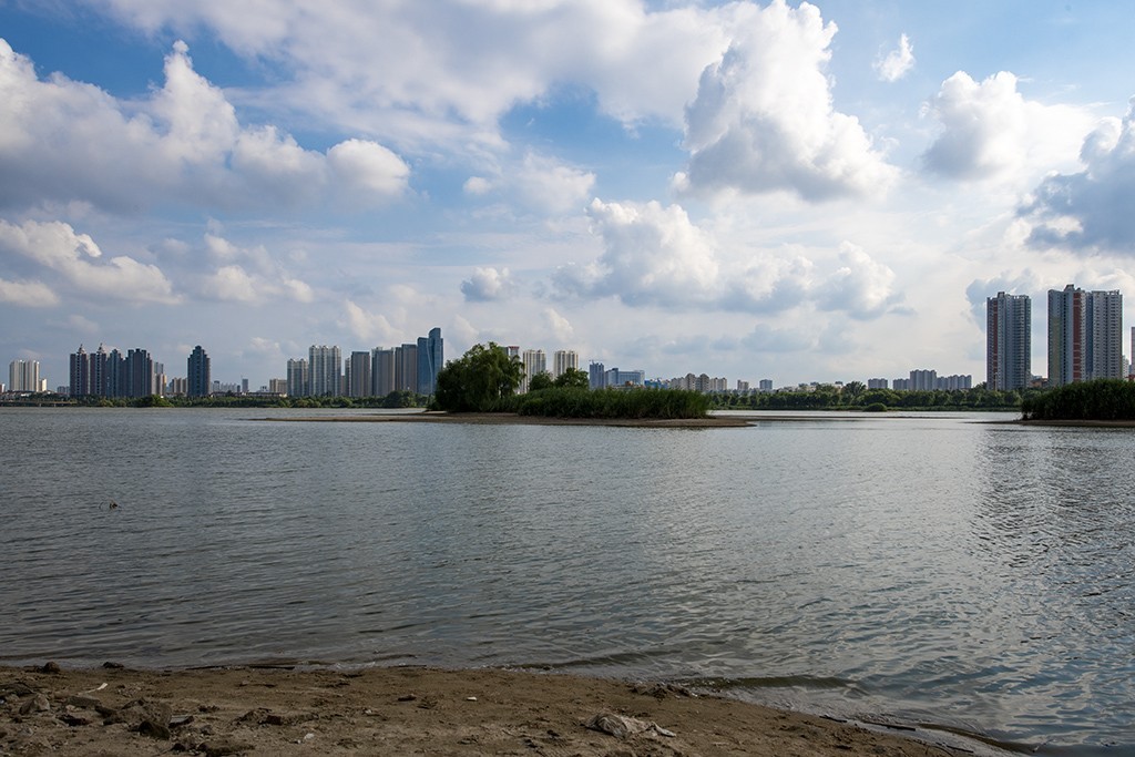 祊河岸边的风景