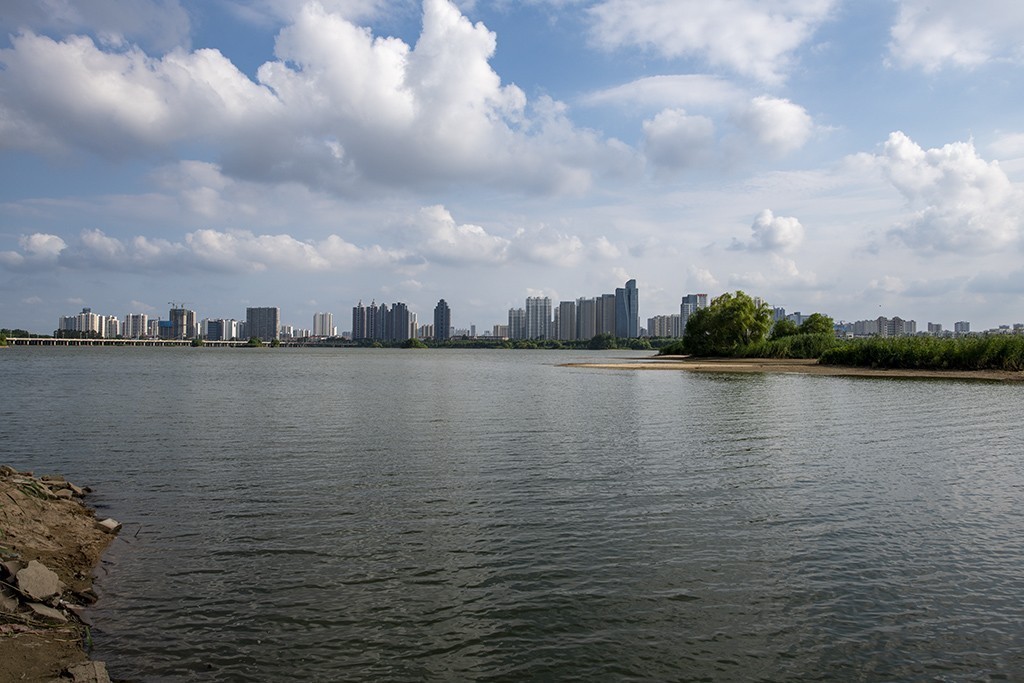 祊河岸边的风景