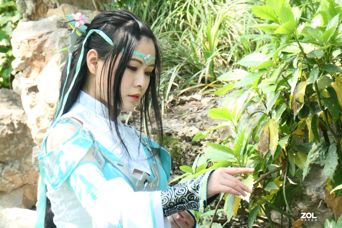 【妩琴女】——摄于上海桂林公园