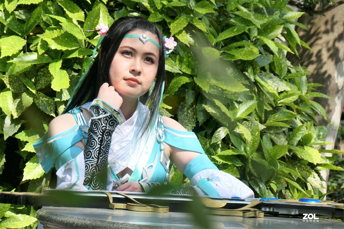 【妩琴女】——摄于上海桂林公园