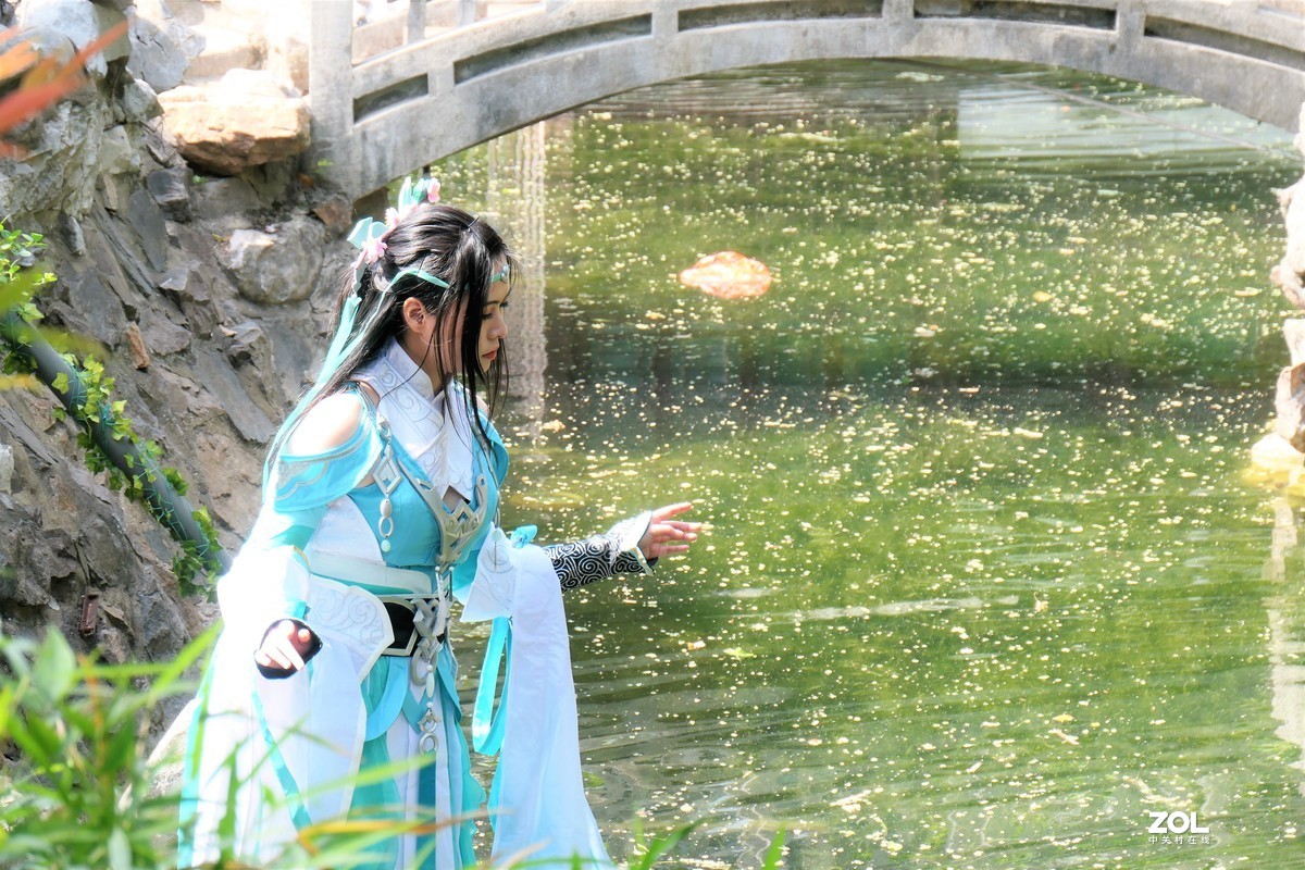 【妩琴女】——摄于上海桂林公园