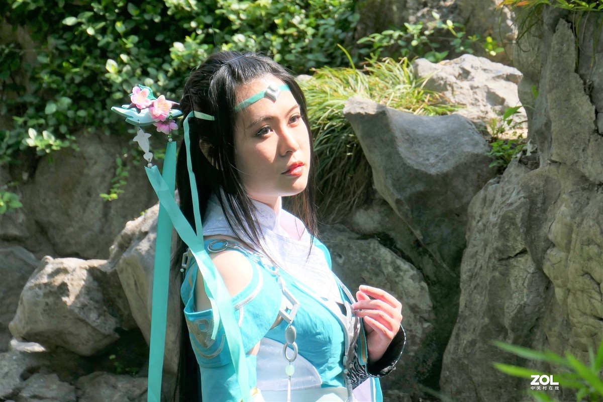 【妩琴女】——摄于上海桂林公园