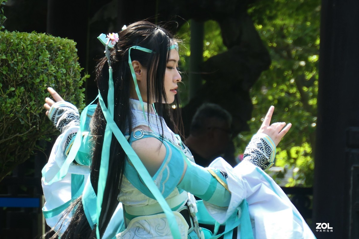 【妩琴女】——摄于上海桂林公园