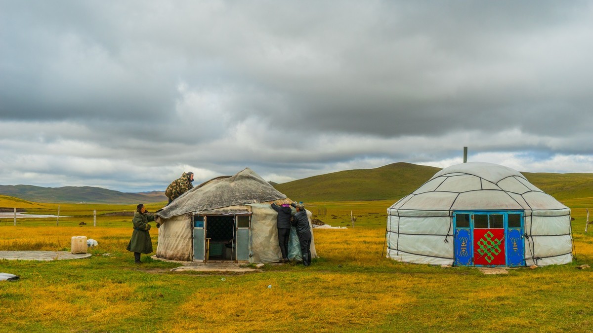 秋的草原牧民转场拆卸蒙古包