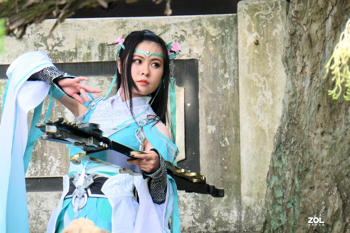 【妩琴女】——摄于上海桂林公园