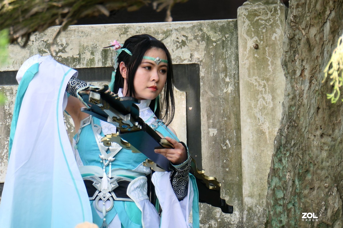 【妩琴女】——摄于上海桂林公园